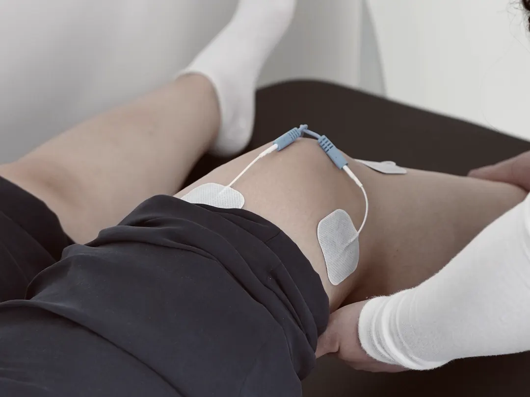 Bel bölgesine elektrot yerleştirilmiş, kişi masada yüzüstü yatıyor
