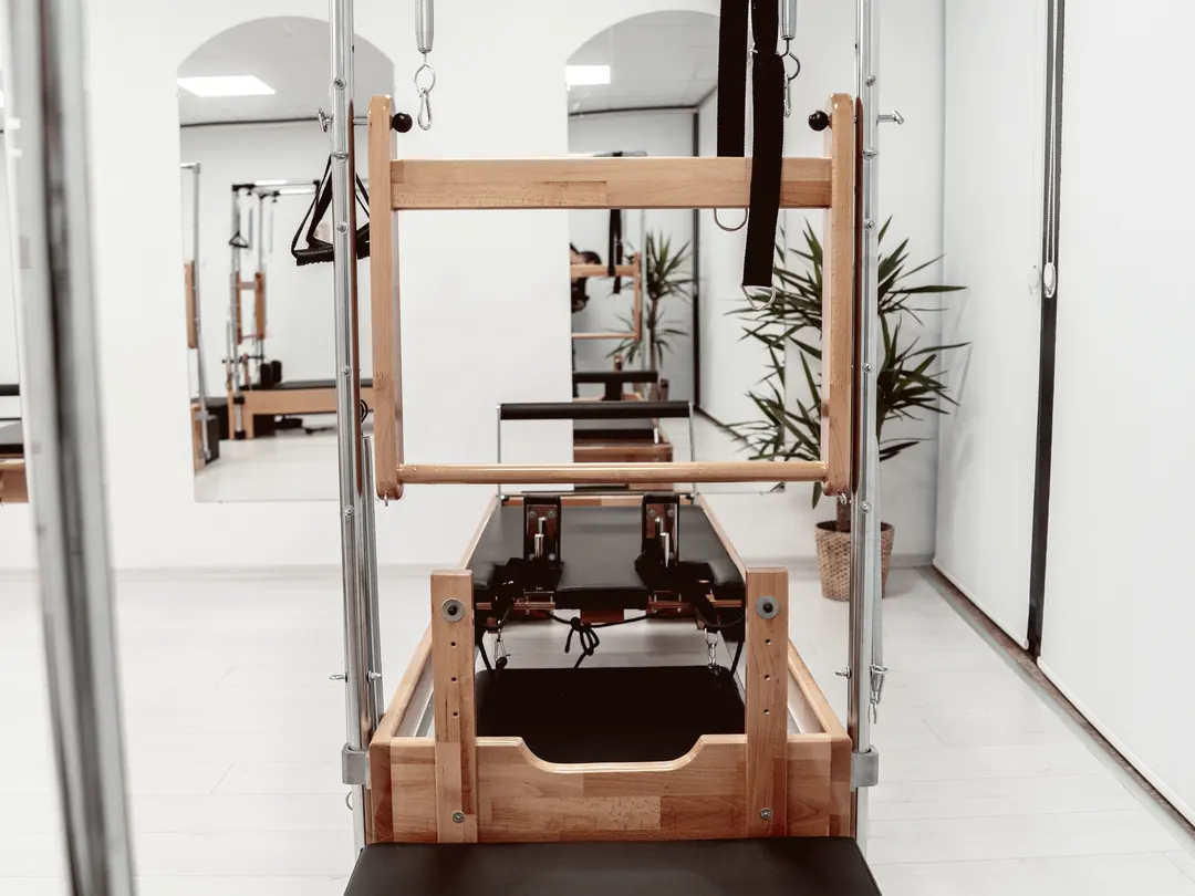 Reformer cihazı — ekipman detayı, kişi yok